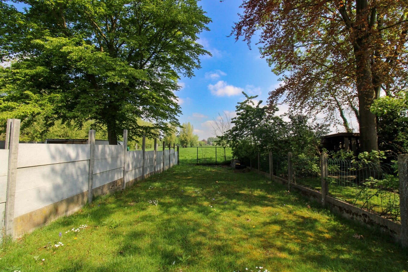 Verrassend ruime gezinswoning met energielabel B, vier slaapkamers en een uitgestrekte diepe tuin te koop in Sint-Niklaas! 