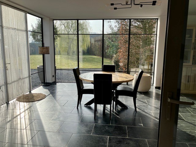 Volledig gerenoveerde woning met winkelruimte, garage en tuin op 1.280m² 