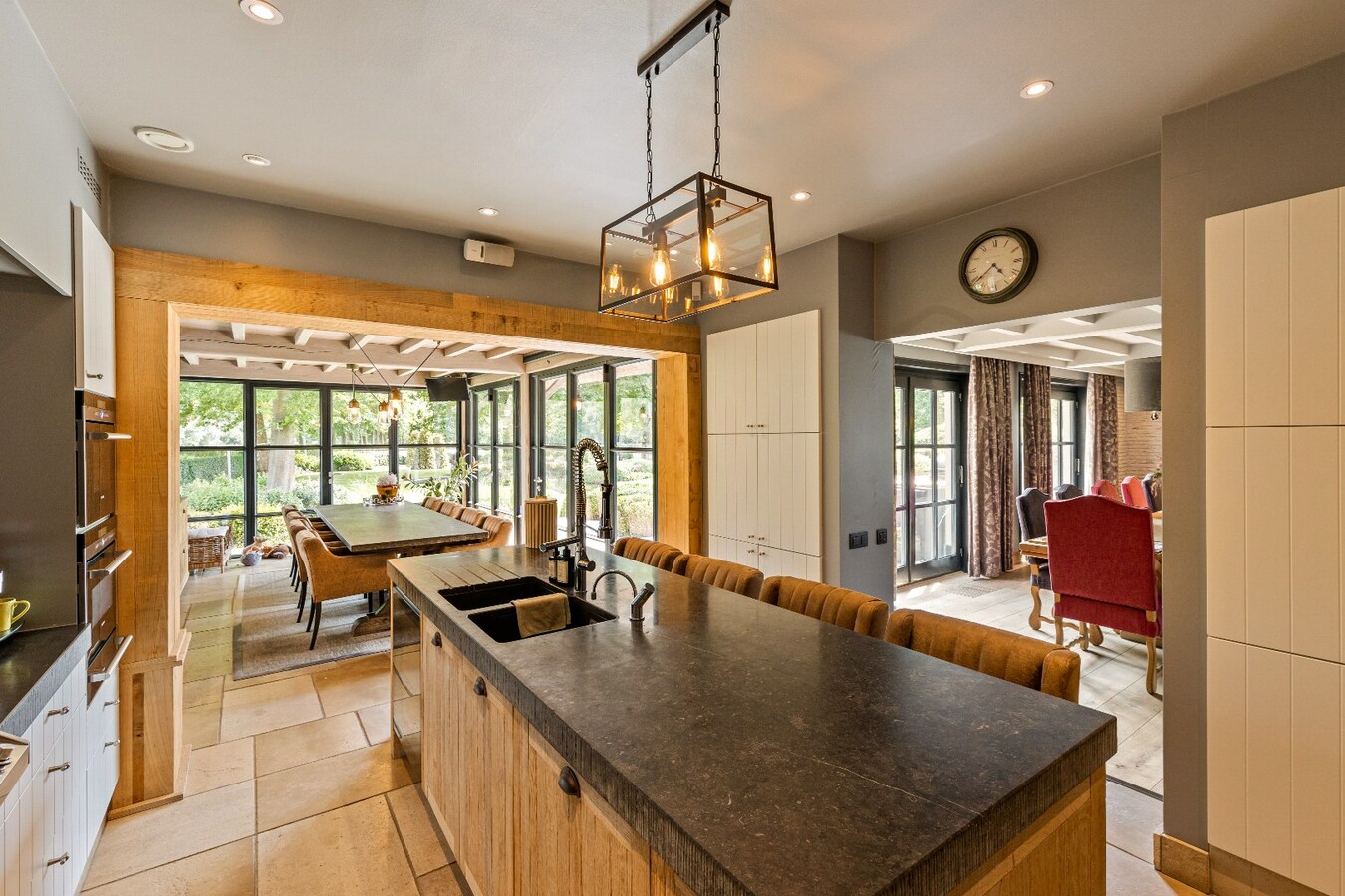 Prachtige landelijke villa met gezinstuin en graslanden op 32.558m² 