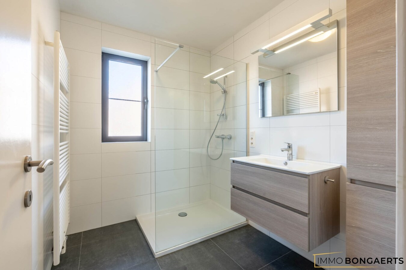 Ruim appartement met terras, garage en 2 slaapkamers. 