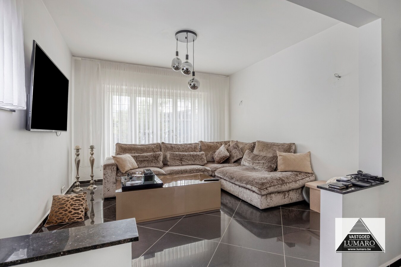 Half-open woning met karakter en grote leefruimtes 