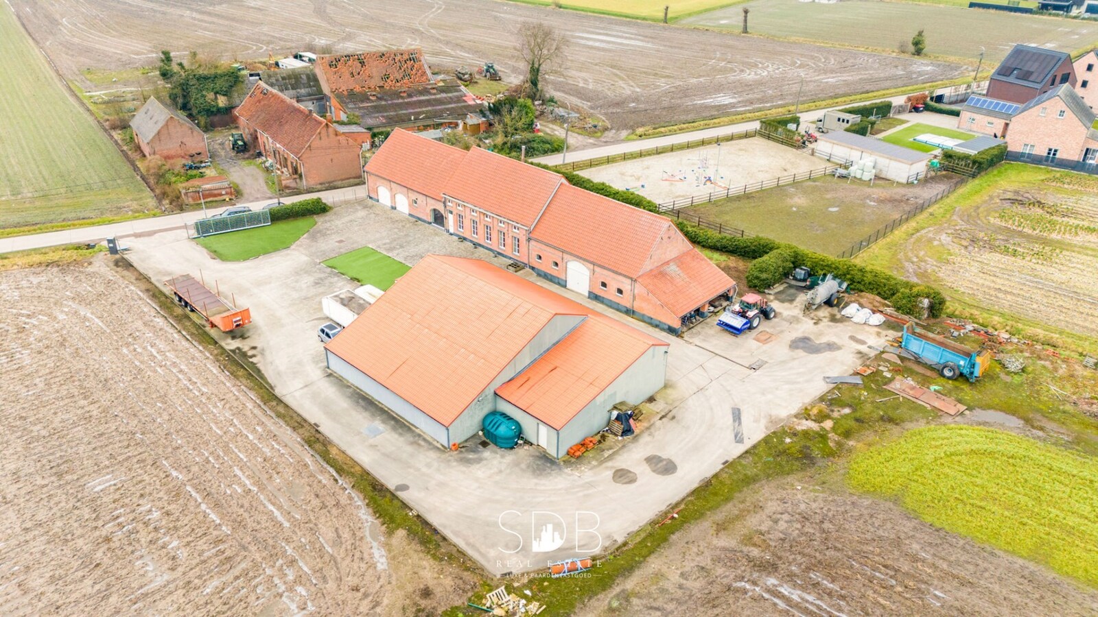 Prachtige villa in hoevestijl met bijgebouwen op 3.973m² 