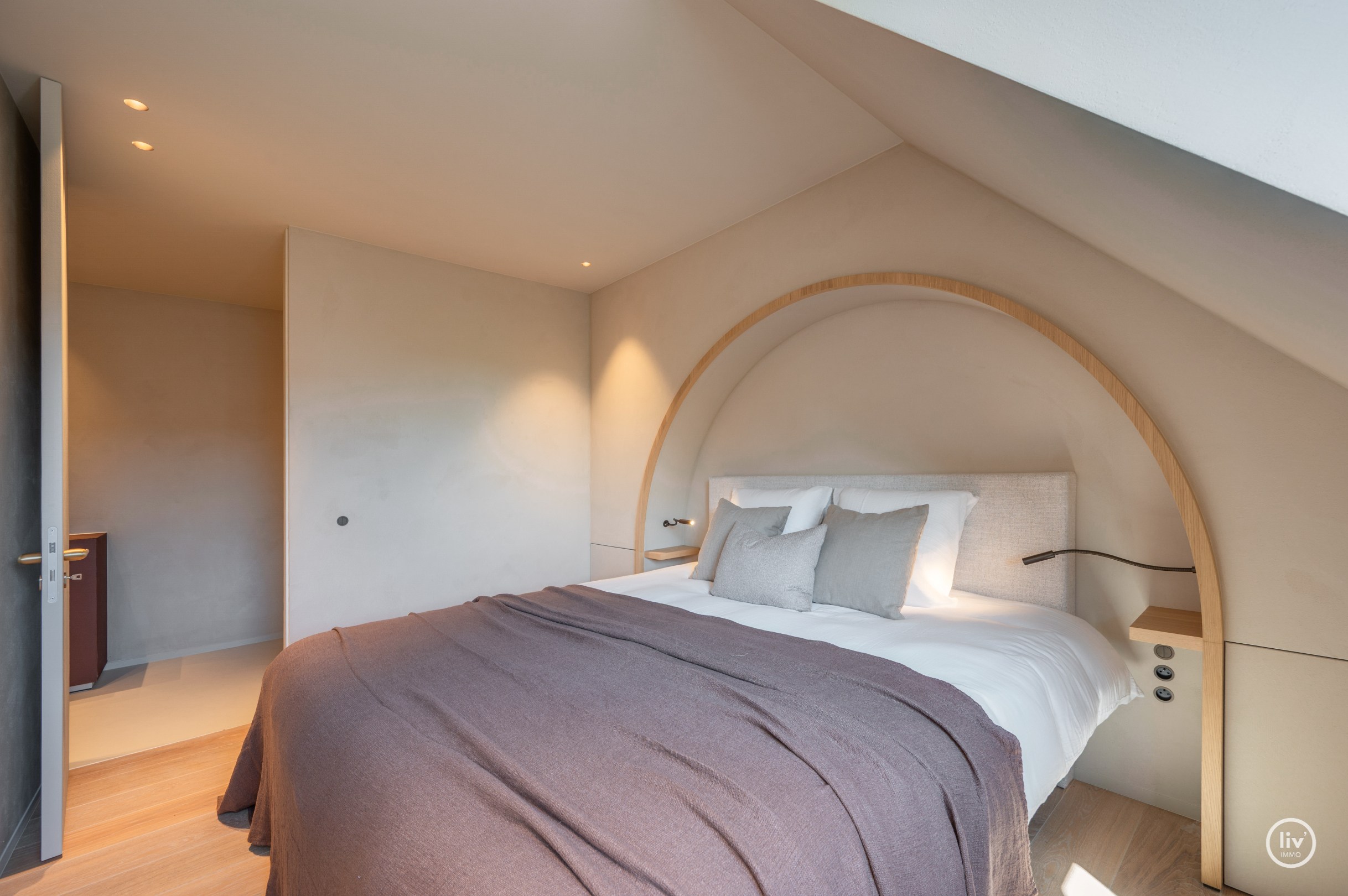 Luxe, comfort kortom een prachtig gerenoveerde woning in hartje Knokke. 
