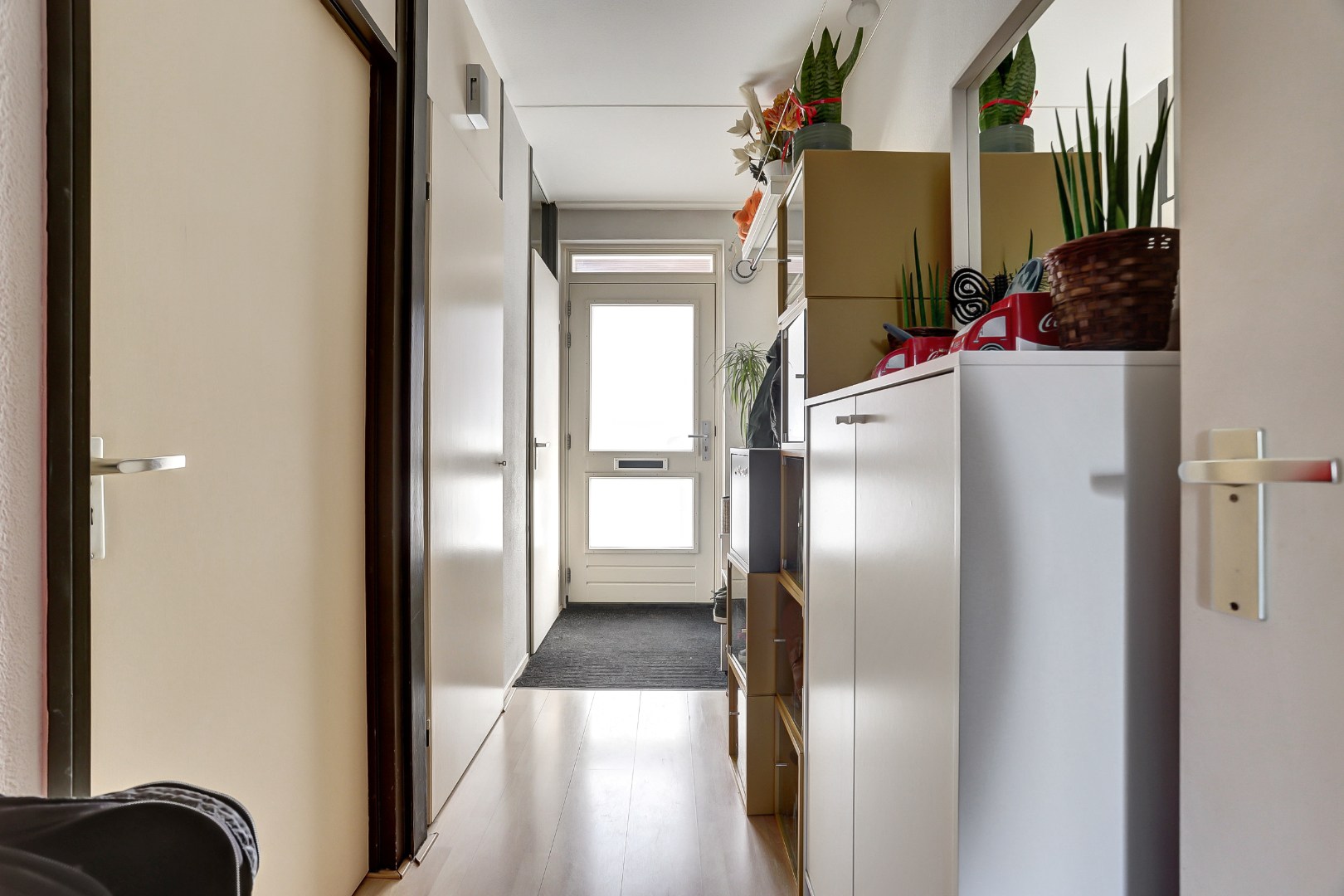 Een fijne benedenwoning op een toplocatie, perfect voor starters die hun woonwensen willen realiseren. Kom kijken en laat u verrassen! 