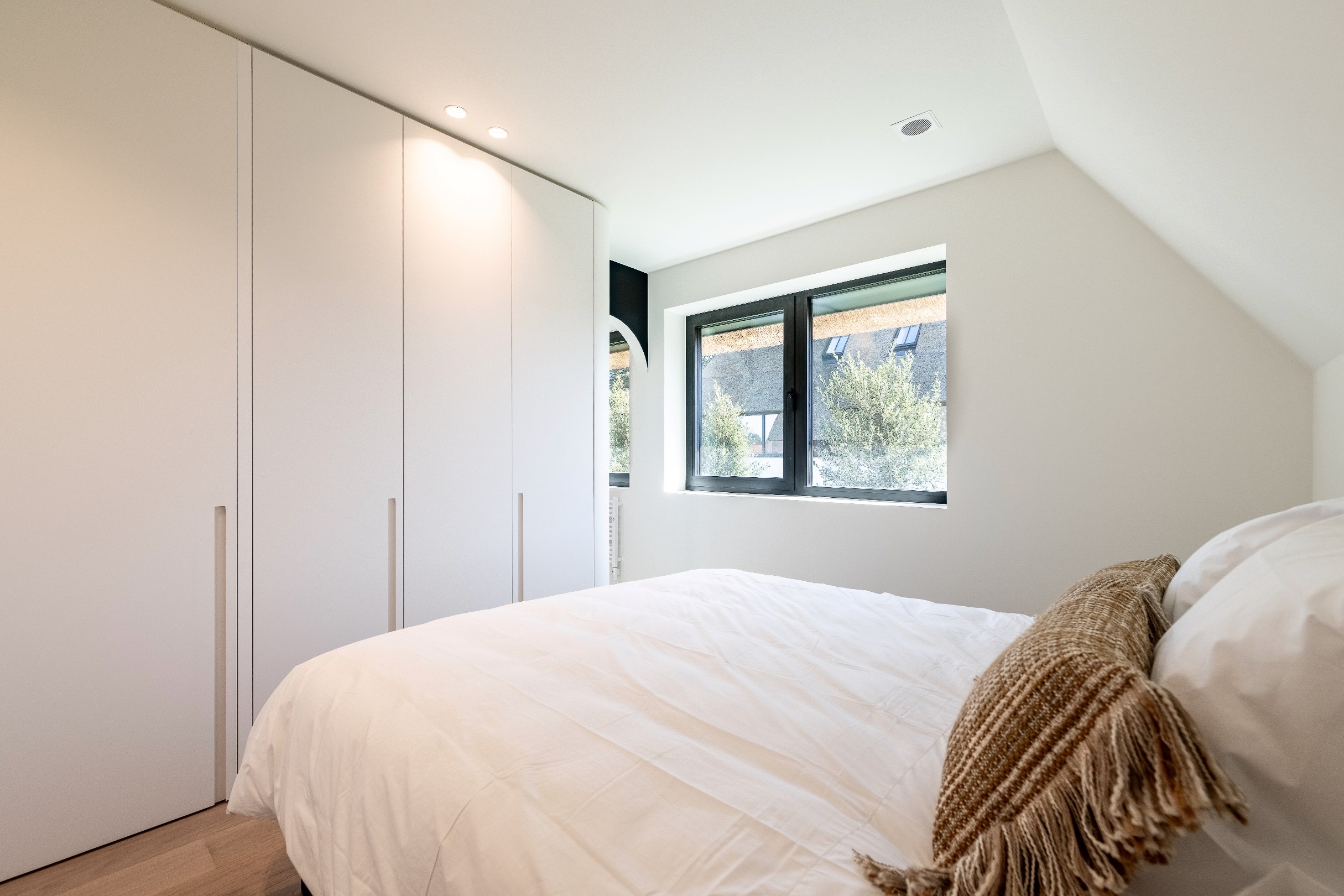 Indrukwekkende nieuwbouwvilla in hartje Zoute op enkele passen van de golf te Knokke. 