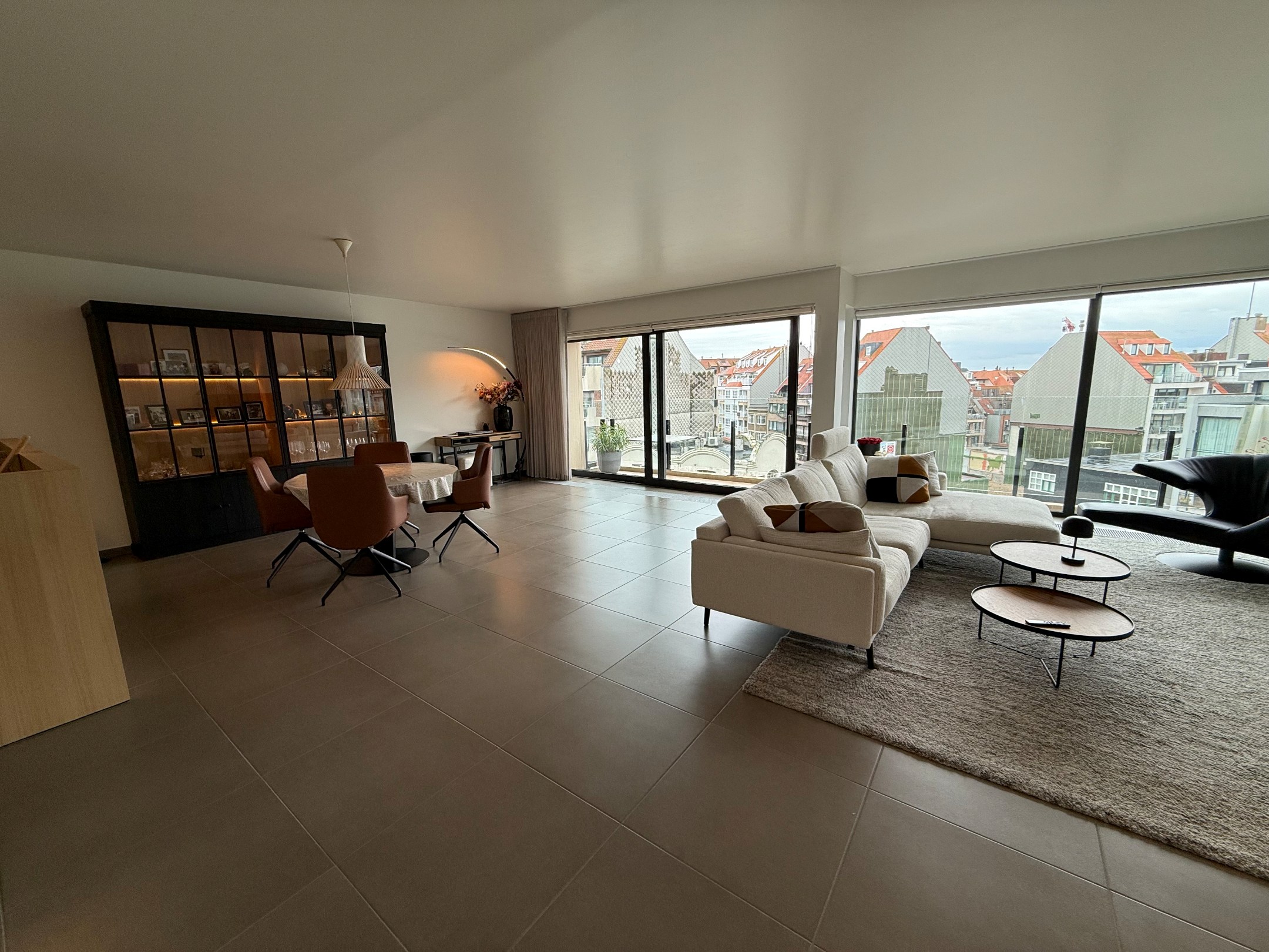 ONGEMEUBELD - Prachtig woonappartement met aangename terrassen en parking in het gebouw. Huur op VENNOOTSCHAP is mogelijk. 