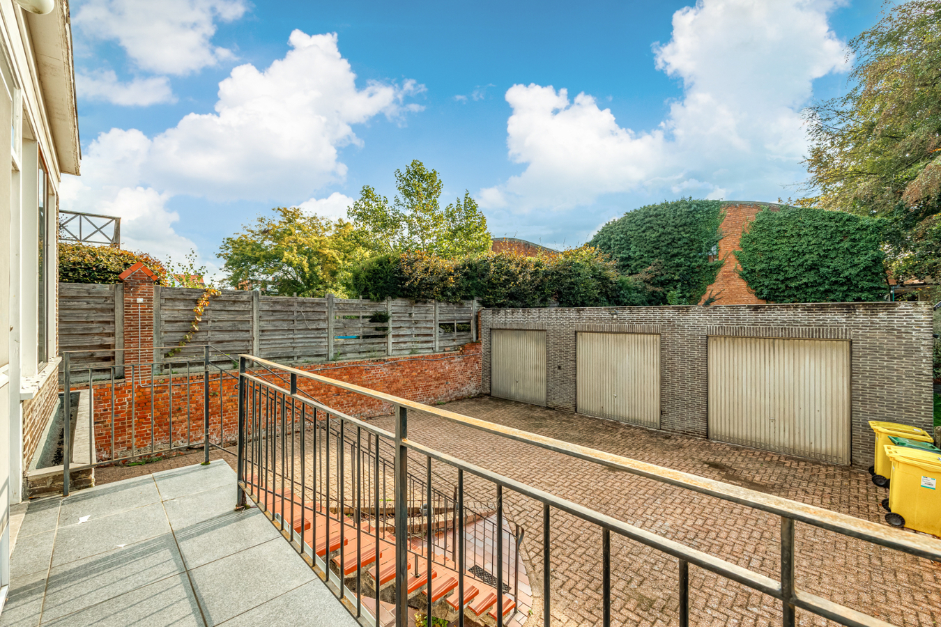 Te renoveren HOB met 3 slpk en 3 garages te Herentals! 