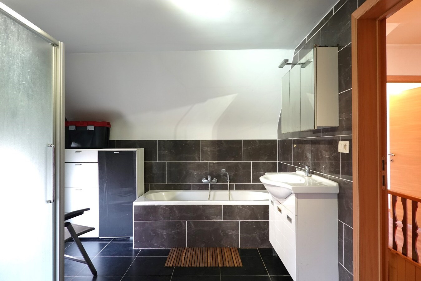 Ruime gerenoveerde alleenstaande woning met tuin, garage en 3 slaapkamers in Zerkegem 