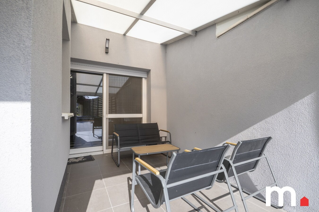 Instapklare woning te Ingelmunster met garage en uitweg achteraan! 