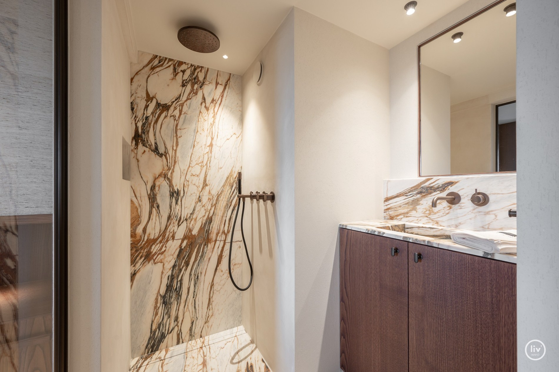 Volledig en subliem gerenoveerd zuid-west georiënteerd hoekappartement in een prestigieuze villaresidentie in het hart van het Zoute. 