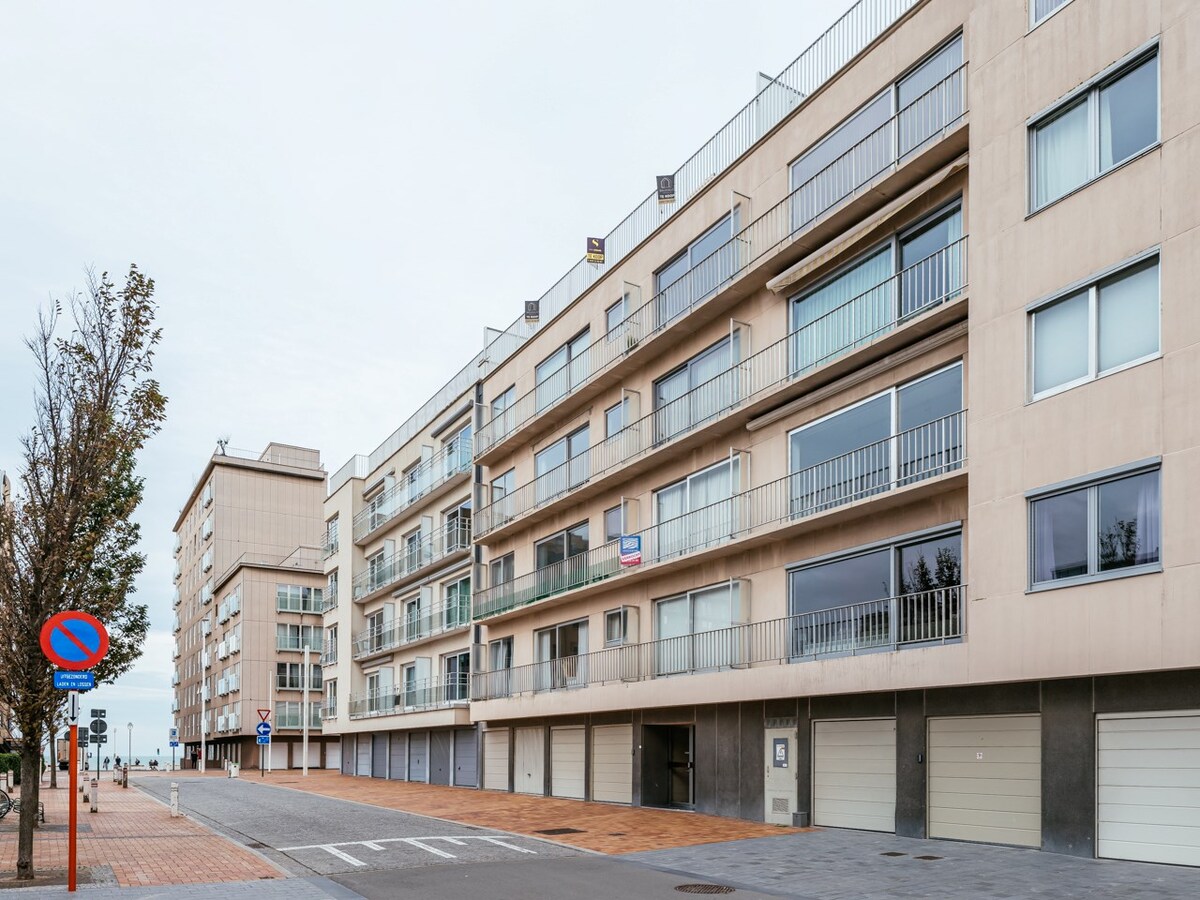 Appartement de luxe avec une terrasse spacieuse et une vue latérale sur la mer ! 