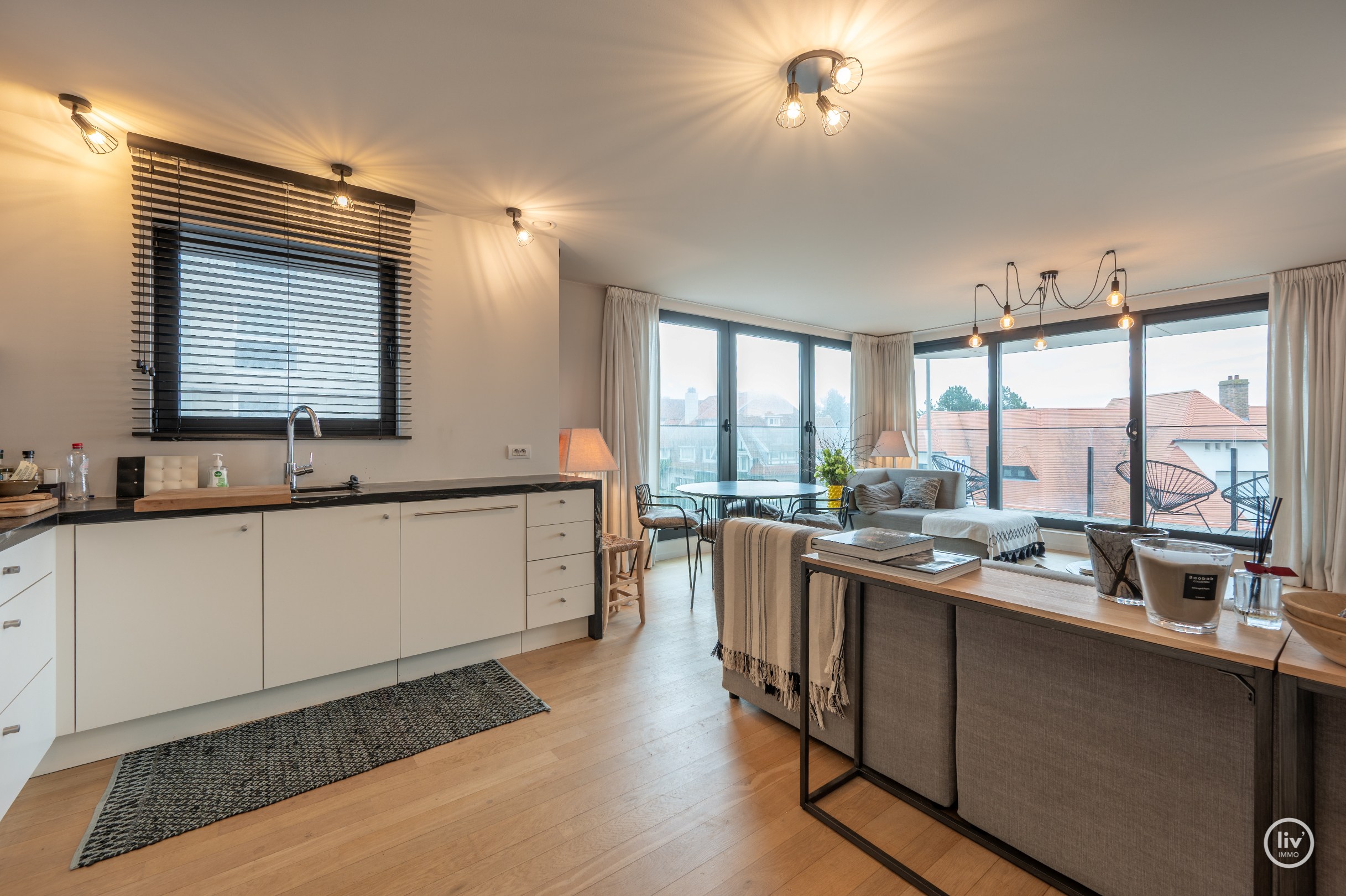 Prachtig HOEKappartement met open zichten en 3 slaapkamers gelegen op de Kustlaan te Knokke. 