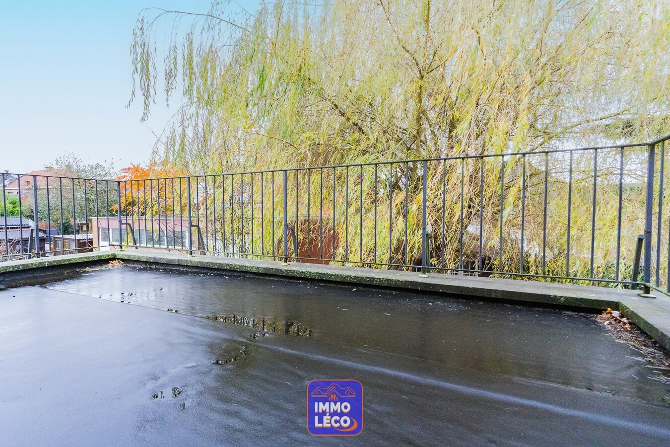 3 façades dans un clos résidentiel avec garage, parking et jardin ! 