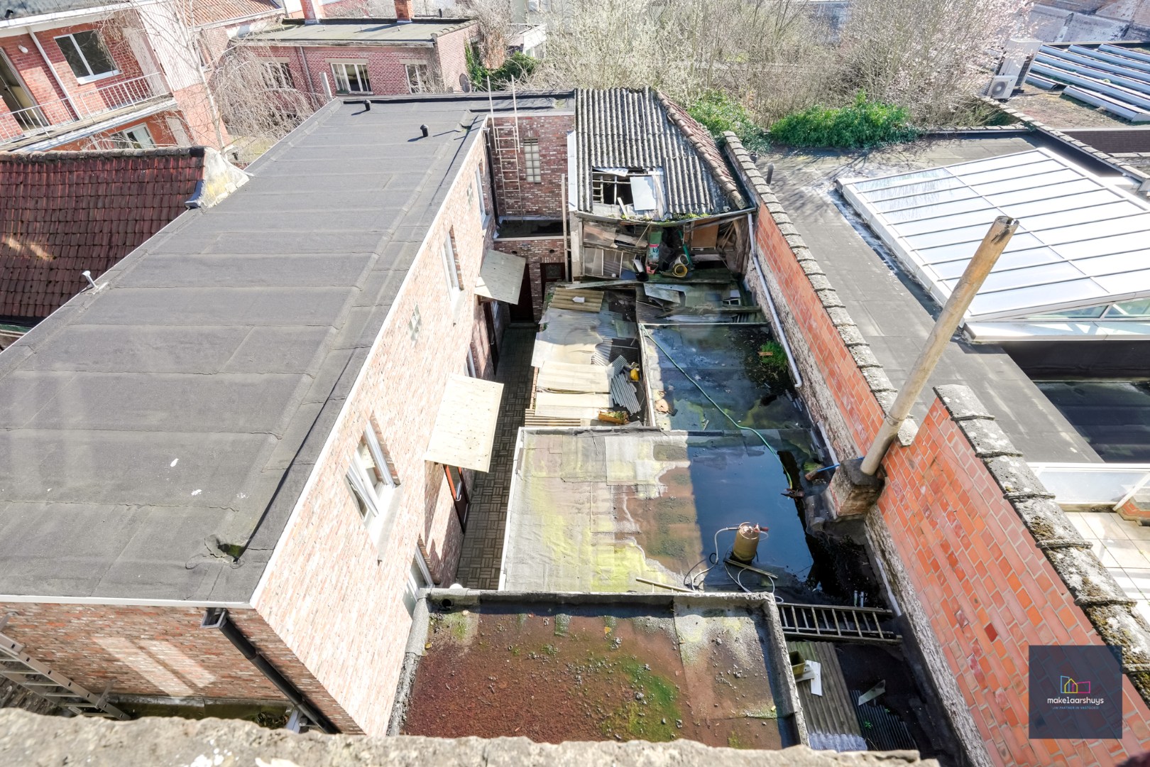 Ruim, te renoveren handelshuis te Gent 