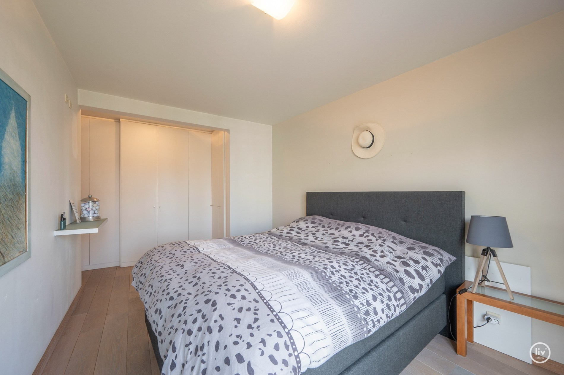 Aangenaam, ruim (101m2) appartement met 2 slaapkamers gelegen in het mussenpad te Knokke. 