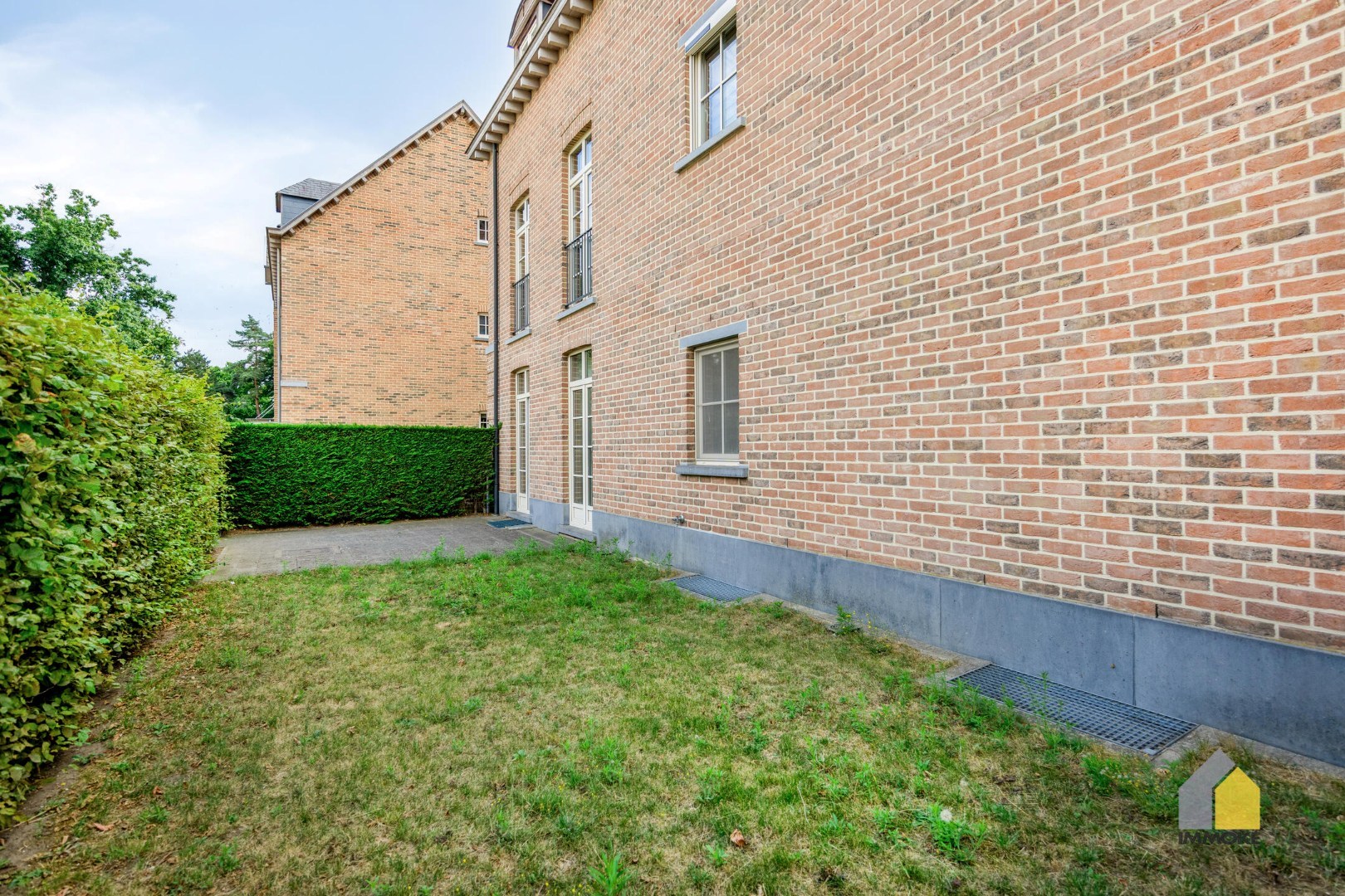 Gelijkvloers appartement met 2 slpks, stadstuin en autostaanplaats. 