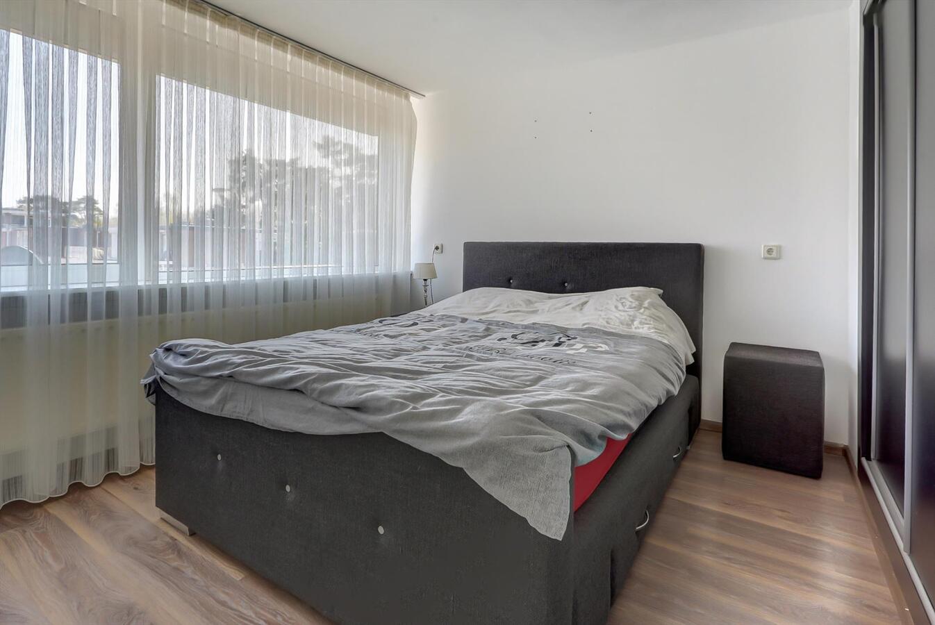 Tussenwoning met 4 slaapkamers en ruime garage van 6 x 5 m! 