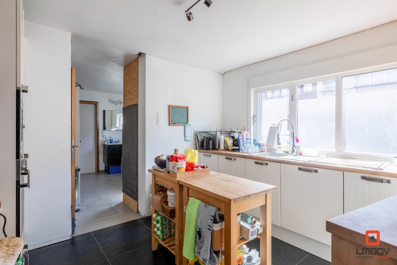 Deels vernieuwde woning met potentieel op uitstekende locatie 