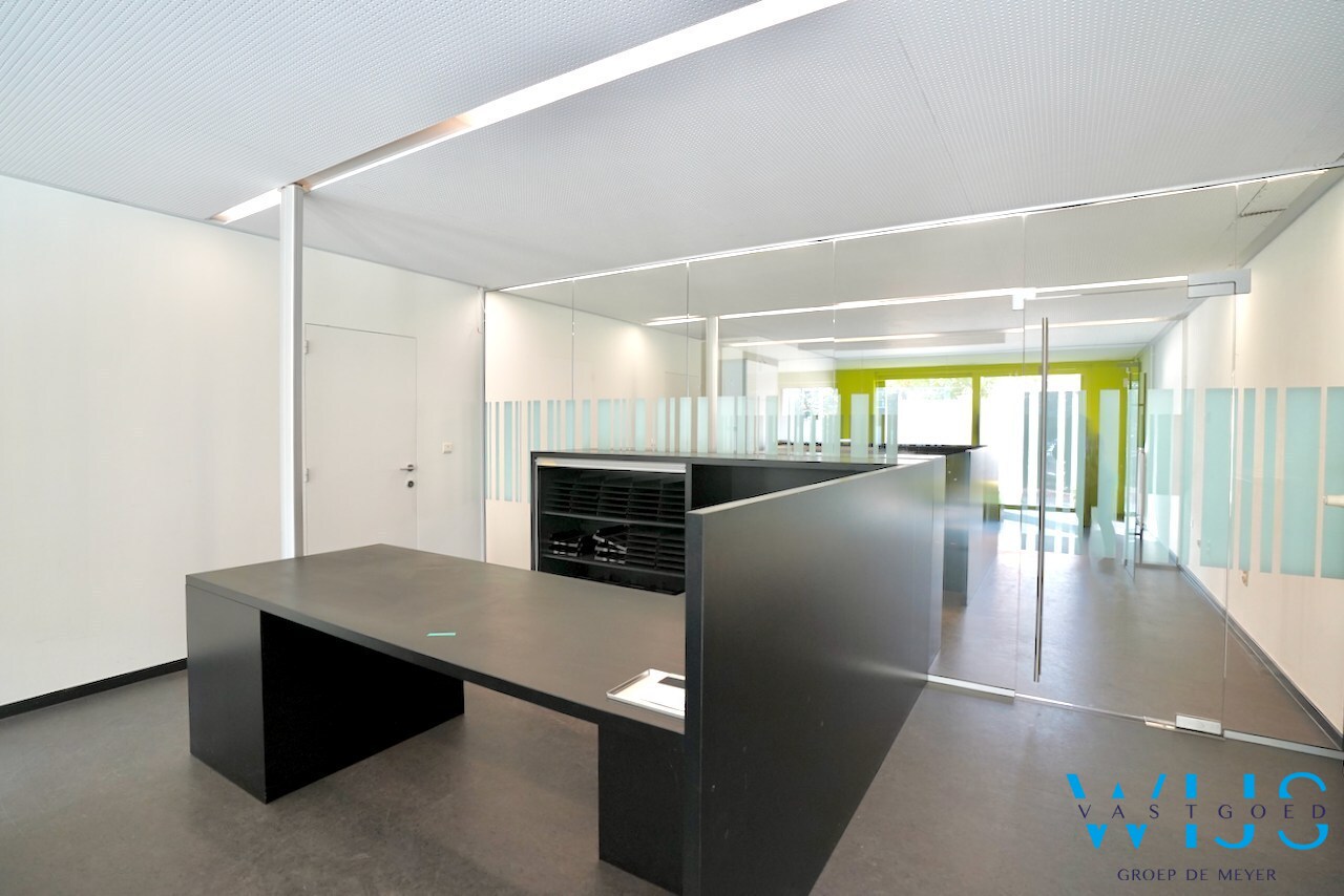 Ruim handelspand in de hoofdstraat van Ertvelde ! 