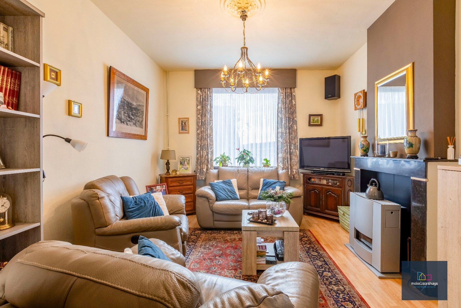 Verzorgde halfopen bebouwing met grote tuin en carport 