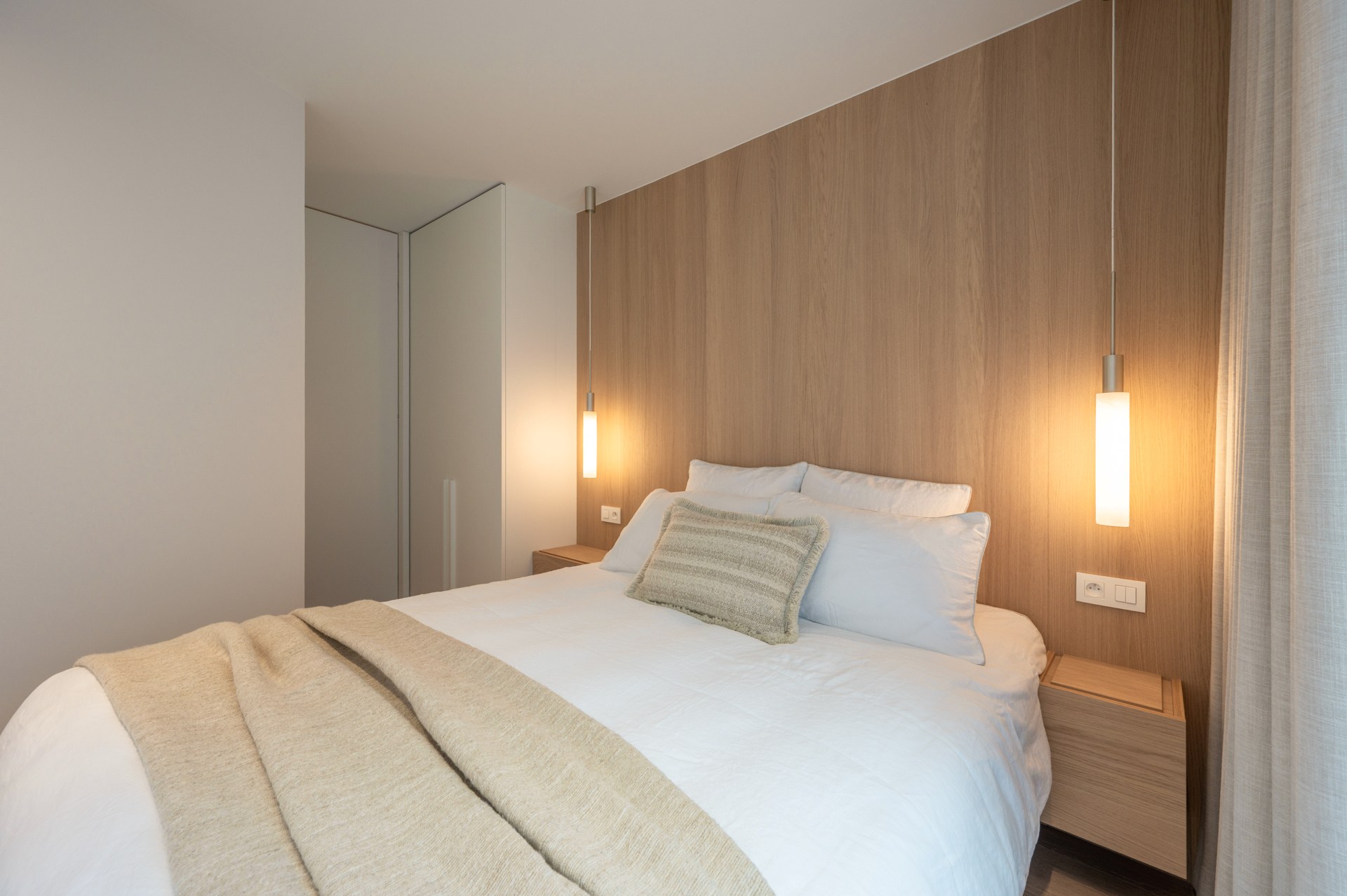 Appartement rénové de haut standing situé du côté ouest avec vue latérale sur la mer. 
