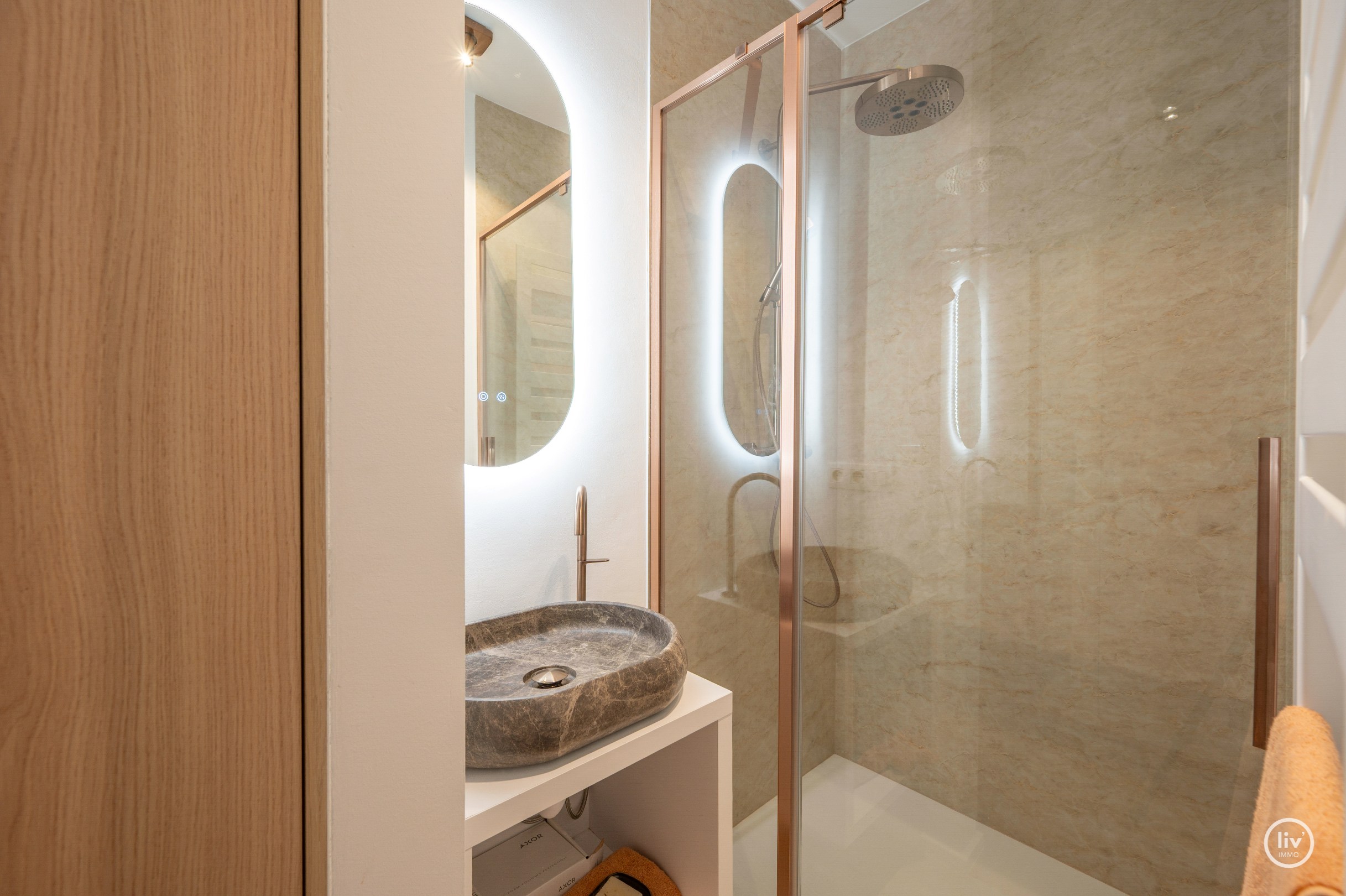 Prachtig gerenoveerd appartement op de zevende verdieping, op een absolute topligging aan de Zeedijk tussen het Lichttorenplein en het Albertplein. Dankzij de hoge ligging geniet het appartement van e 