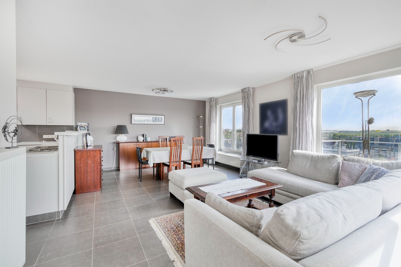 Penthouse ensoleillé avec une très grande terrasse 