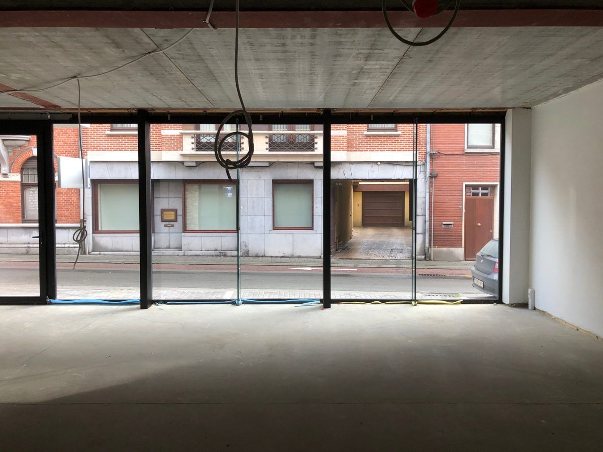 Splinternieuw gelijkvloers handelspand (winkel of kantoor). 