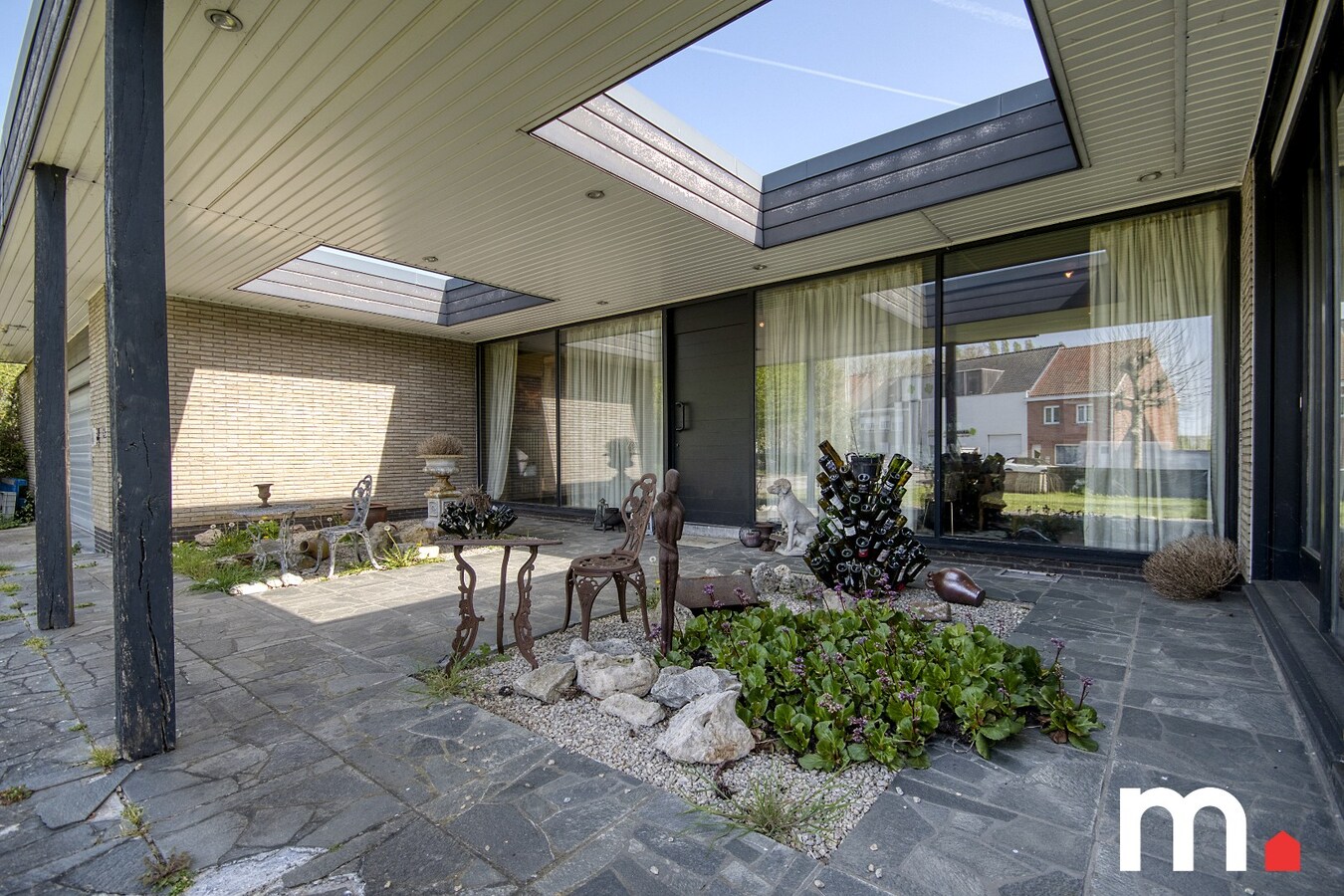 Unieke Villa te Roeselare op 2258m² met 28 zonnepanelen en 432m² bewoonbare oppervlakte! 