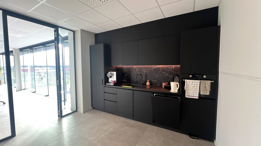 High-end bedrijfsgebouw te huur op bedrijventerrein E17/4 in Lokeren