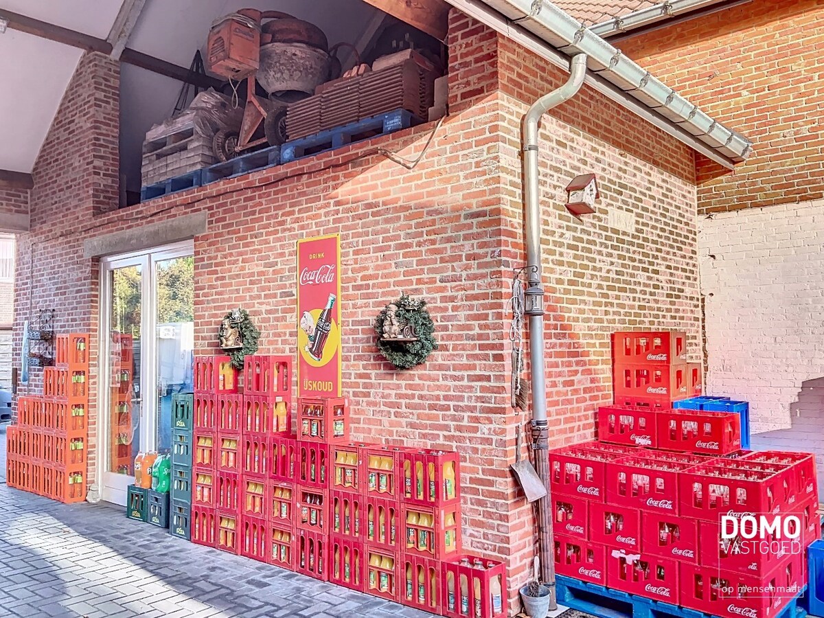 UNIEK pand met tal van mogelijkheden, gunstig gelegen te Kermt. 