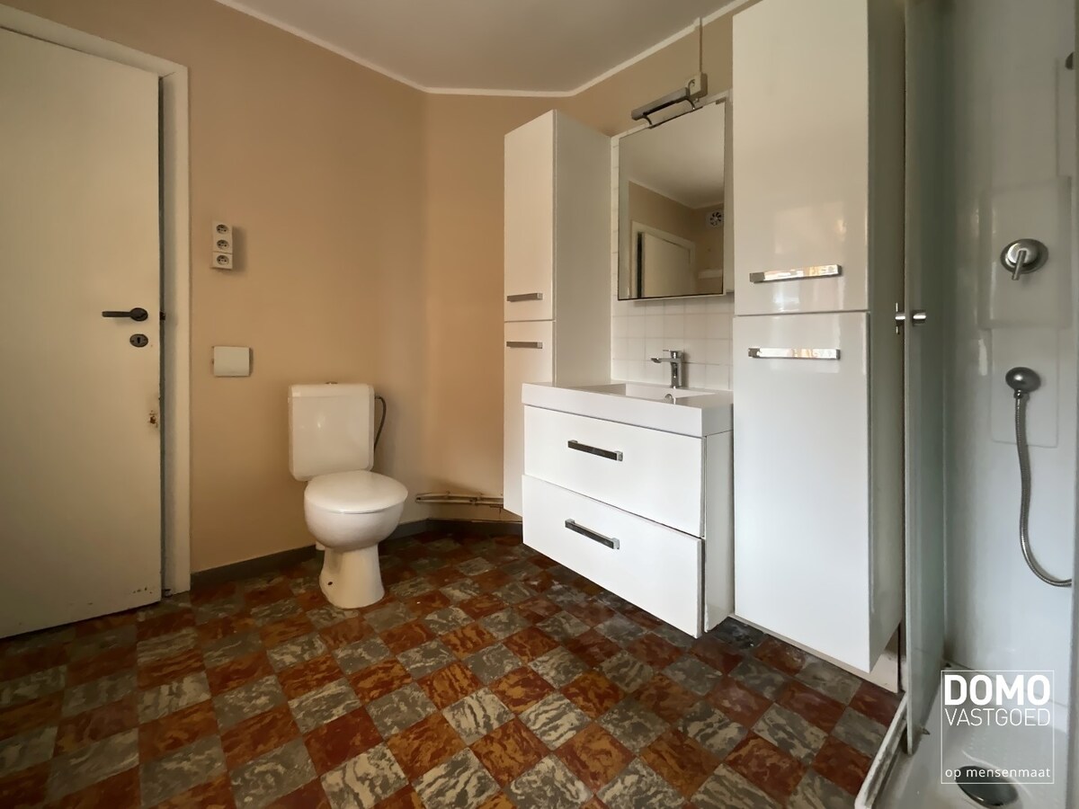 WONING MET TUIN, GARAGE EN 3 SLAAPKAMERS IN HET CENTRUM VAN KERMT 