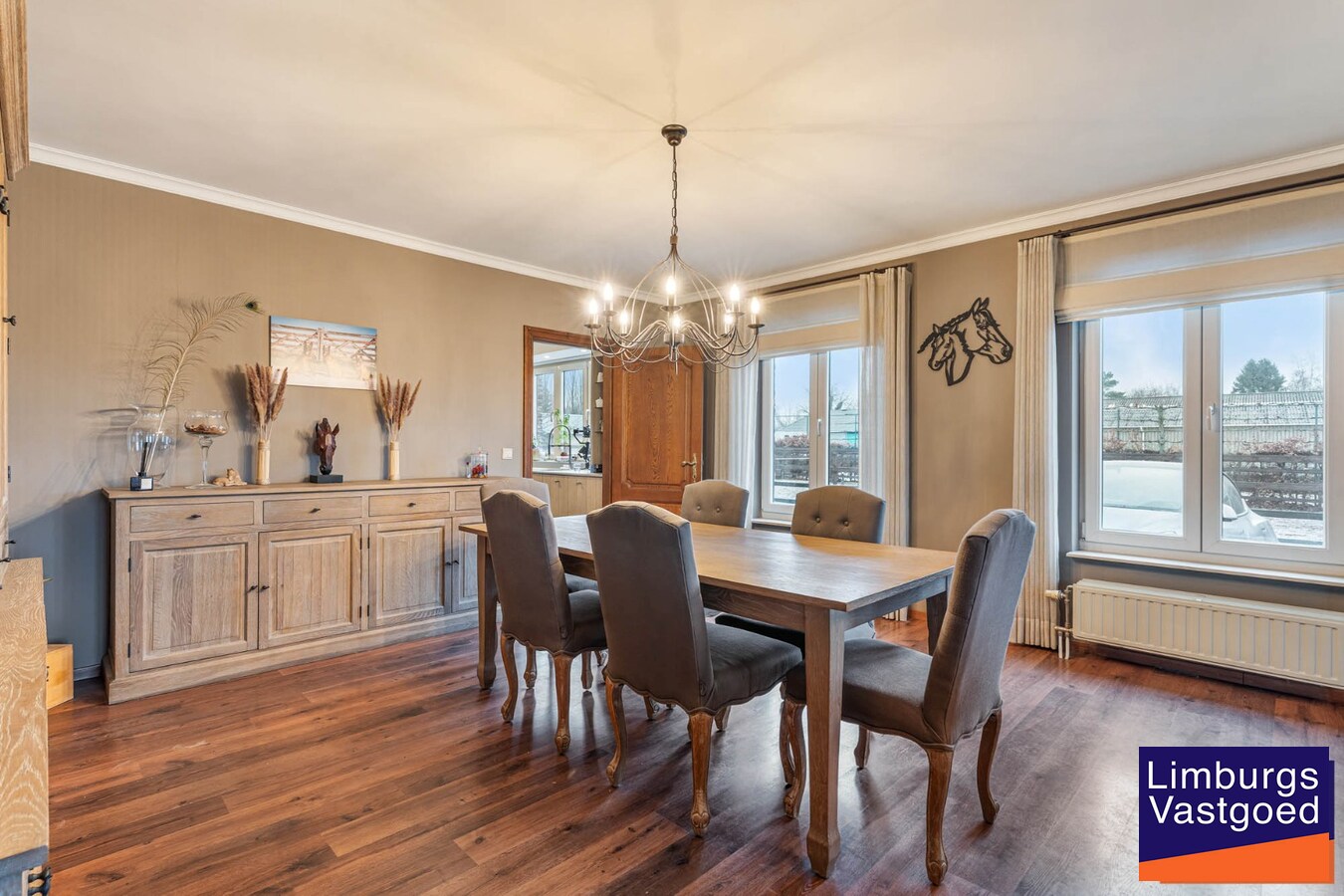 Landelijk gebouwencomplex voor paardenhouderij, op ong. 3ha 50a met stallen, weides/paddock, binnen-en buitenpiste, en woning. 