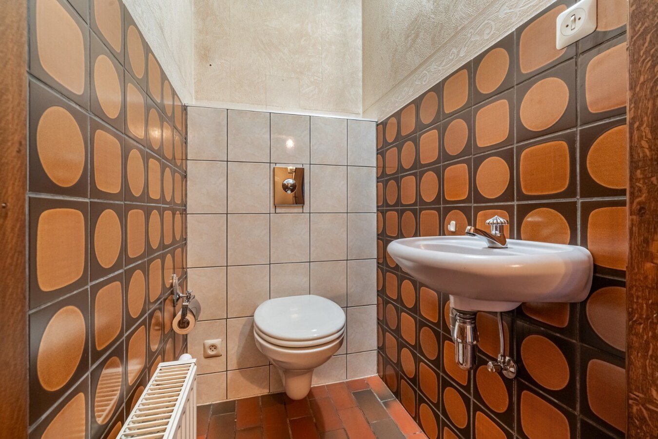 Halfvrijstaande woning op een perceel van 7a31ca, met aparte bureelruimte en inpandige garage! 