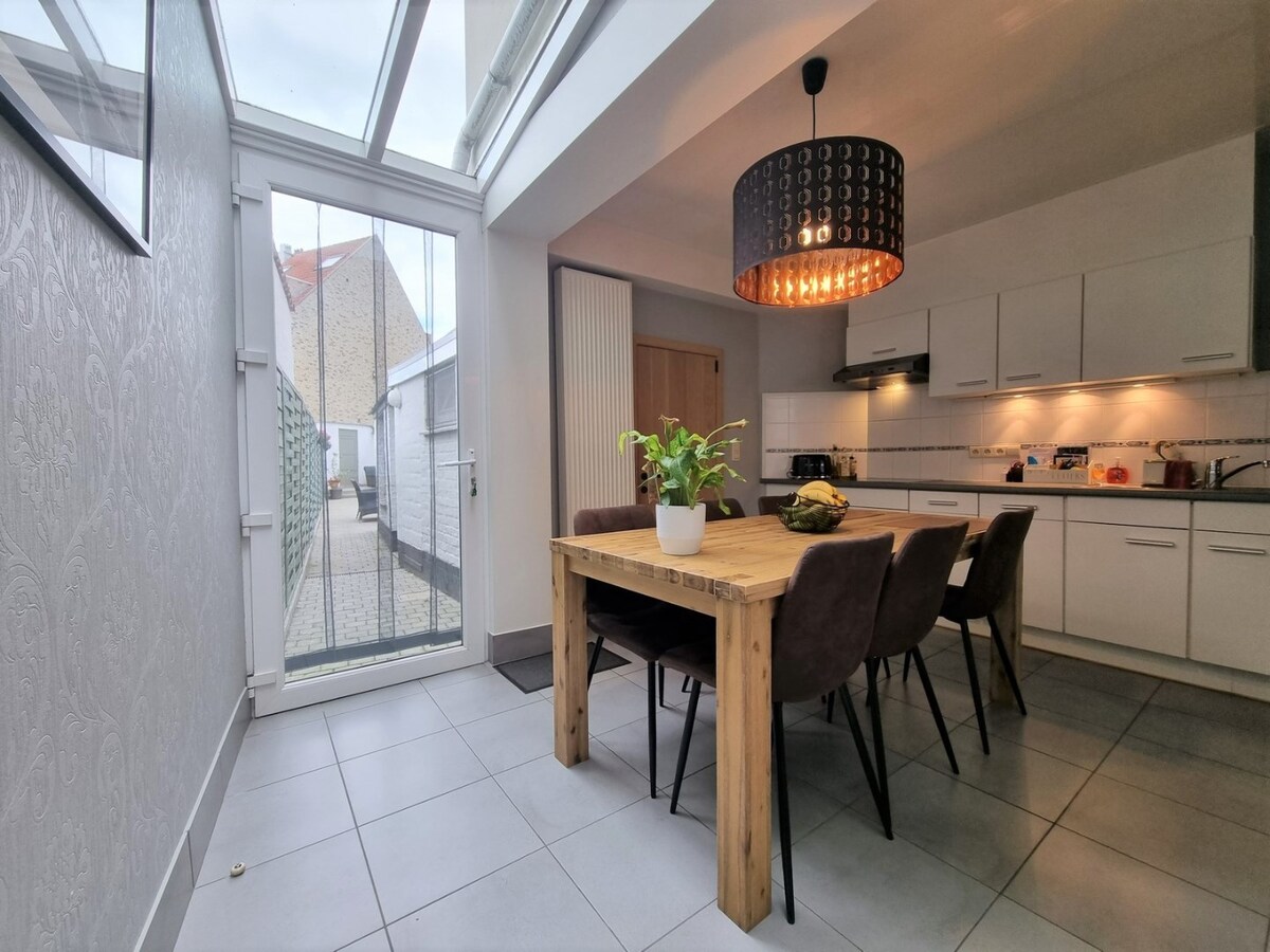 Leuke woning met mooi terras en achteruitgang te Heist 