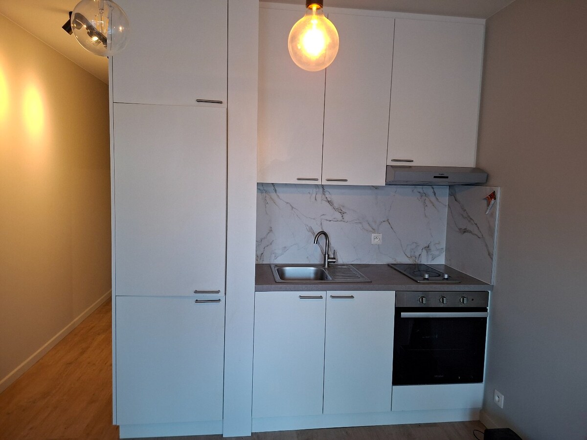 Les quais ( Colruyt) Lumineux studio état neuf. 