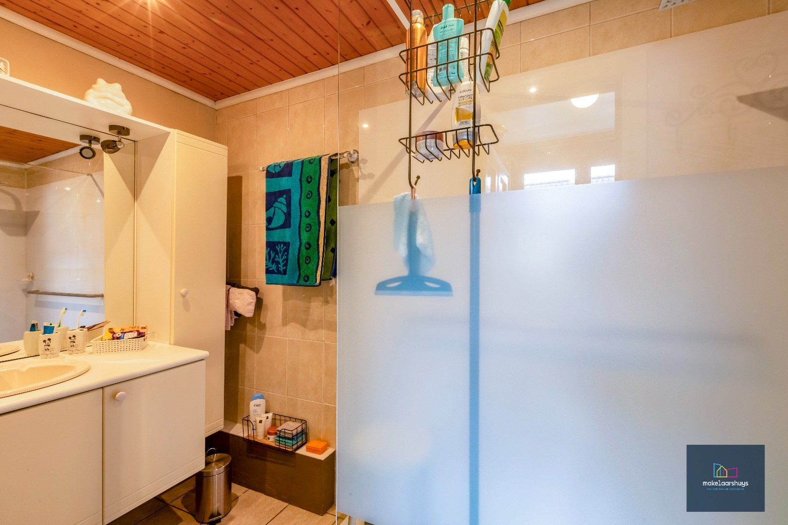 Verzorgde halfopen bebouwing met grote tuin en carport 