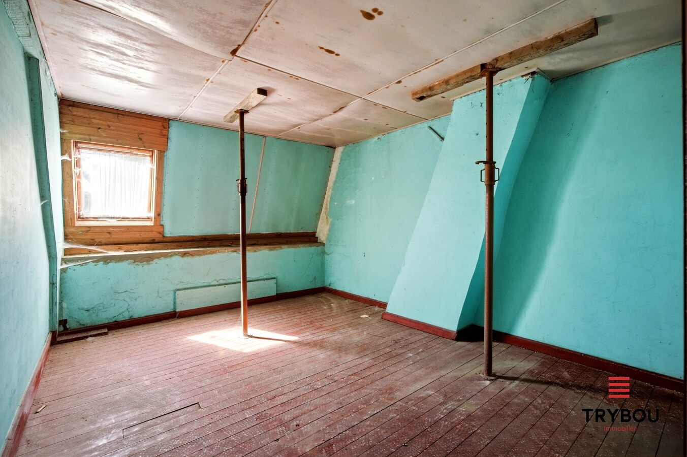 Te renoveren ruime halfopen bebouwing op een perceel van 1491m² met 7 slaapkamers! 
