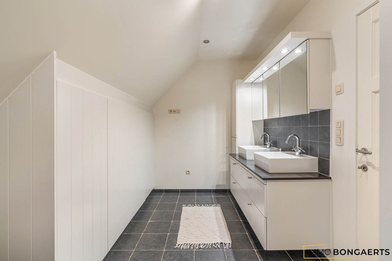 Prachtig afgewerkte woning met praktijkruimte 