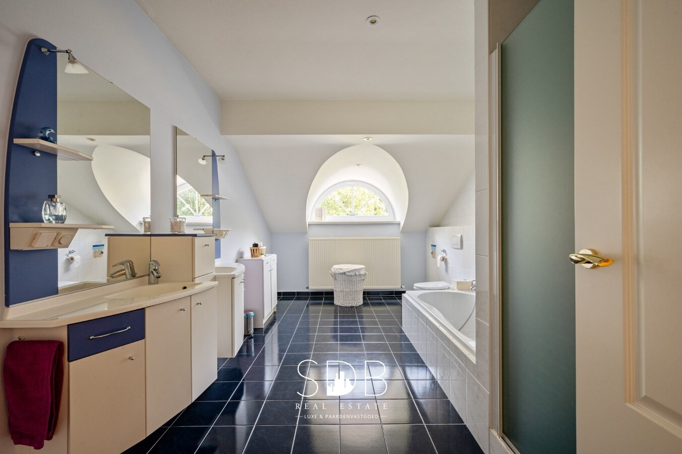 Prachtig landhuis met paardenfaciliteiten op 15.804m² 