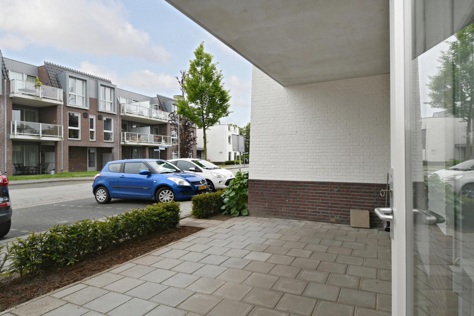 Goed onderhouden appartement op de begane grond met twee slaapkamers, terras, aparte berging en eigen parkeerplaats gelegen nabij het centrum van Kessel. 
