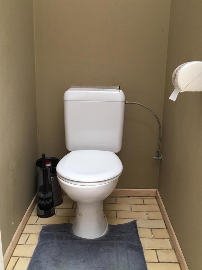 Degelijke rijwoning in de gekende Papegaaistraat. 