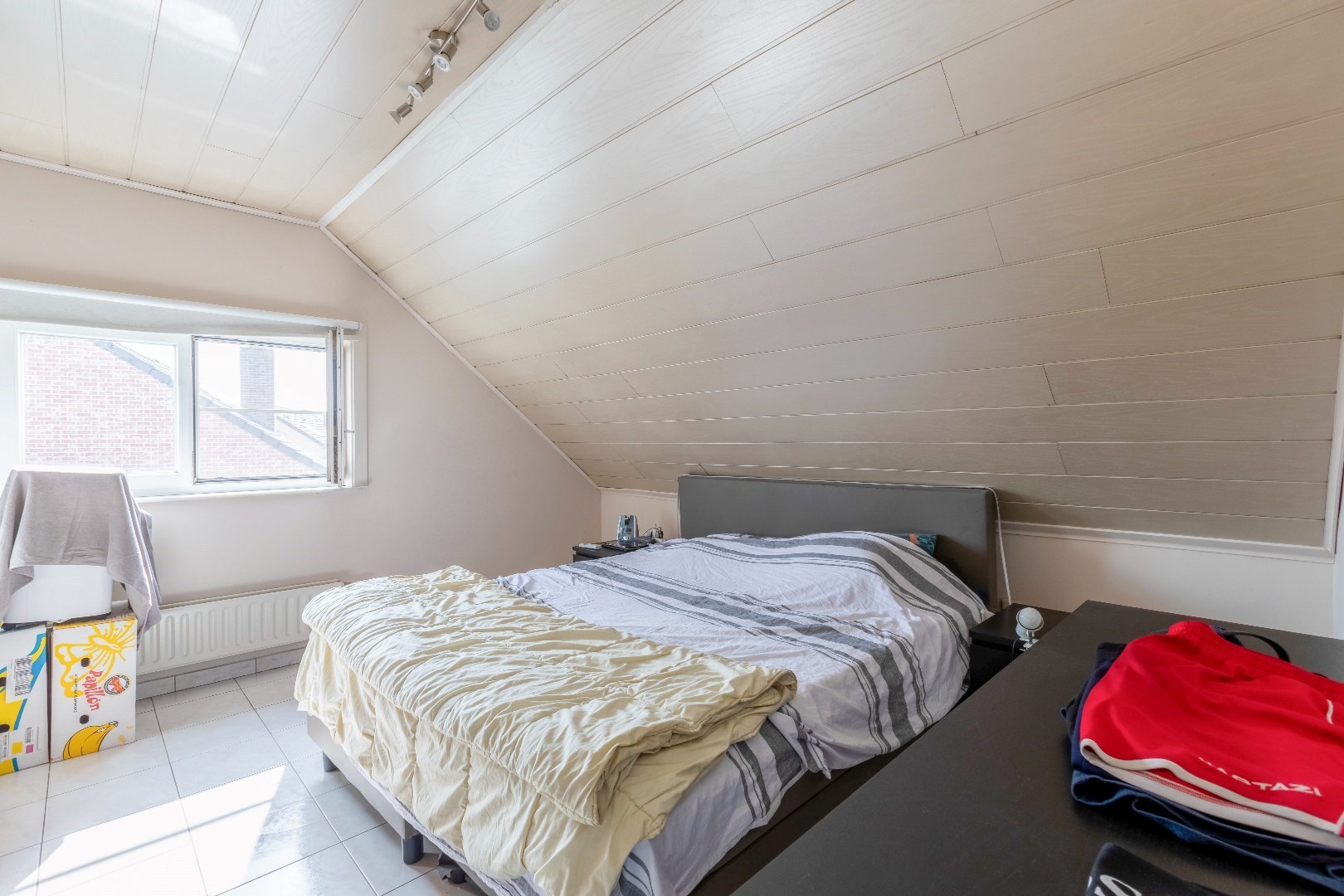 VERKOCHT ! Opbrengsteigendom met 2 appartementen en 2 garages 