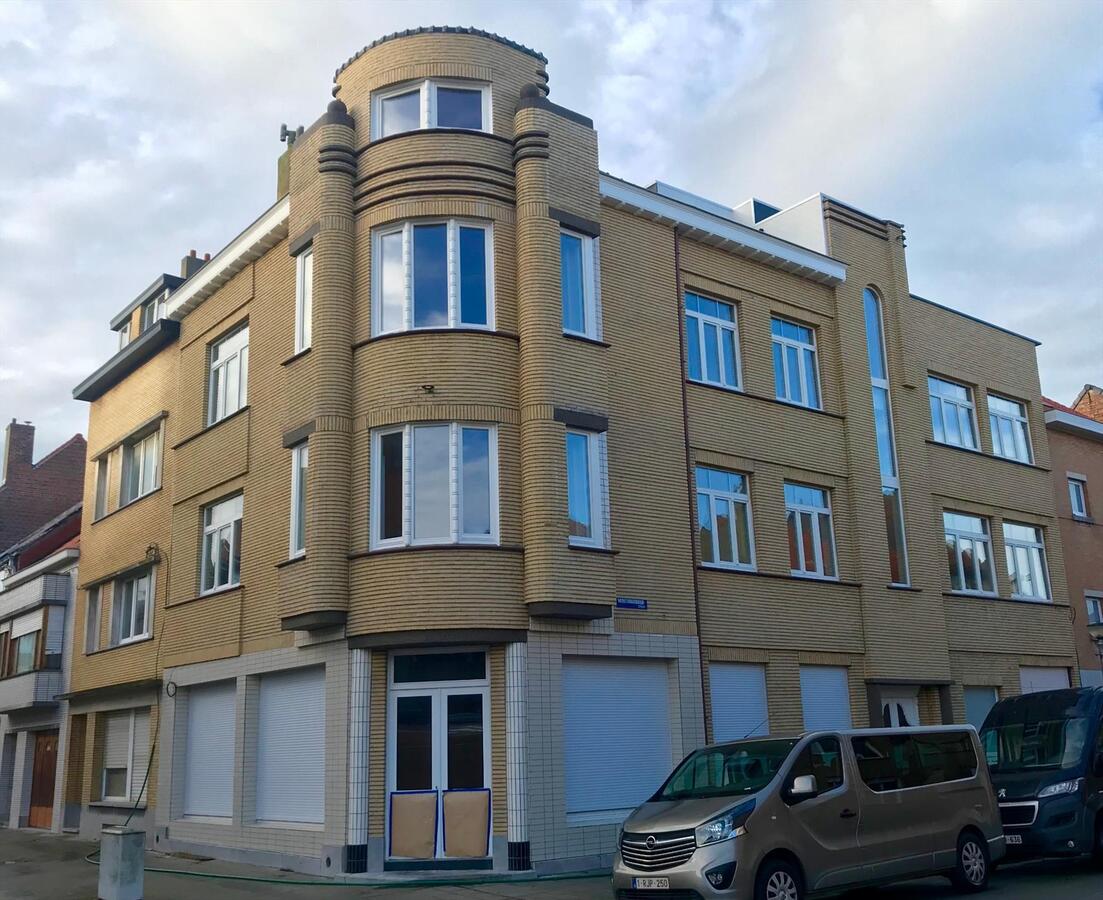 COMPLEET GERENOVEERD 3SLAAPKAMER HOEK-APPARTEMENT 