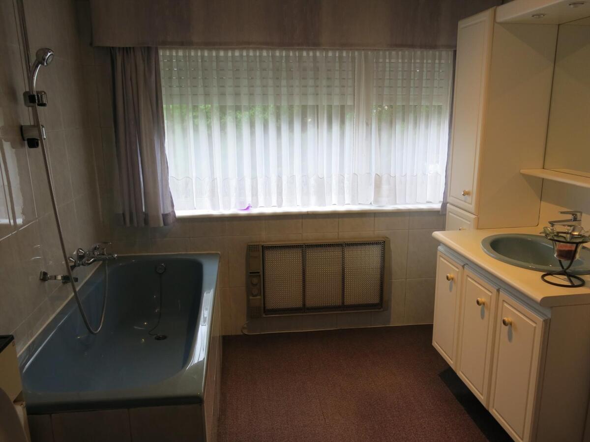 Commercieel gelegen, vrijstaande woning op perceel van 834m² 