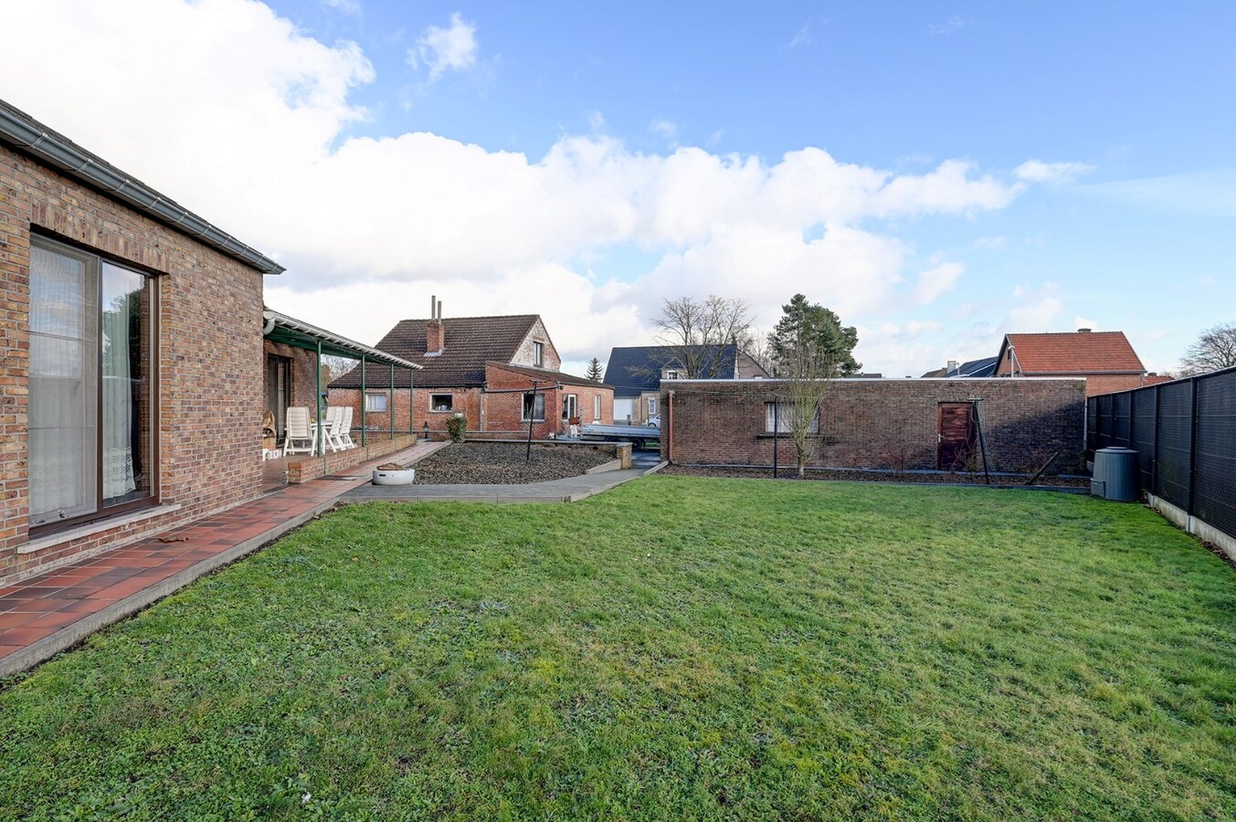 Ruime gelijkvloerse woning met dubbele garage 