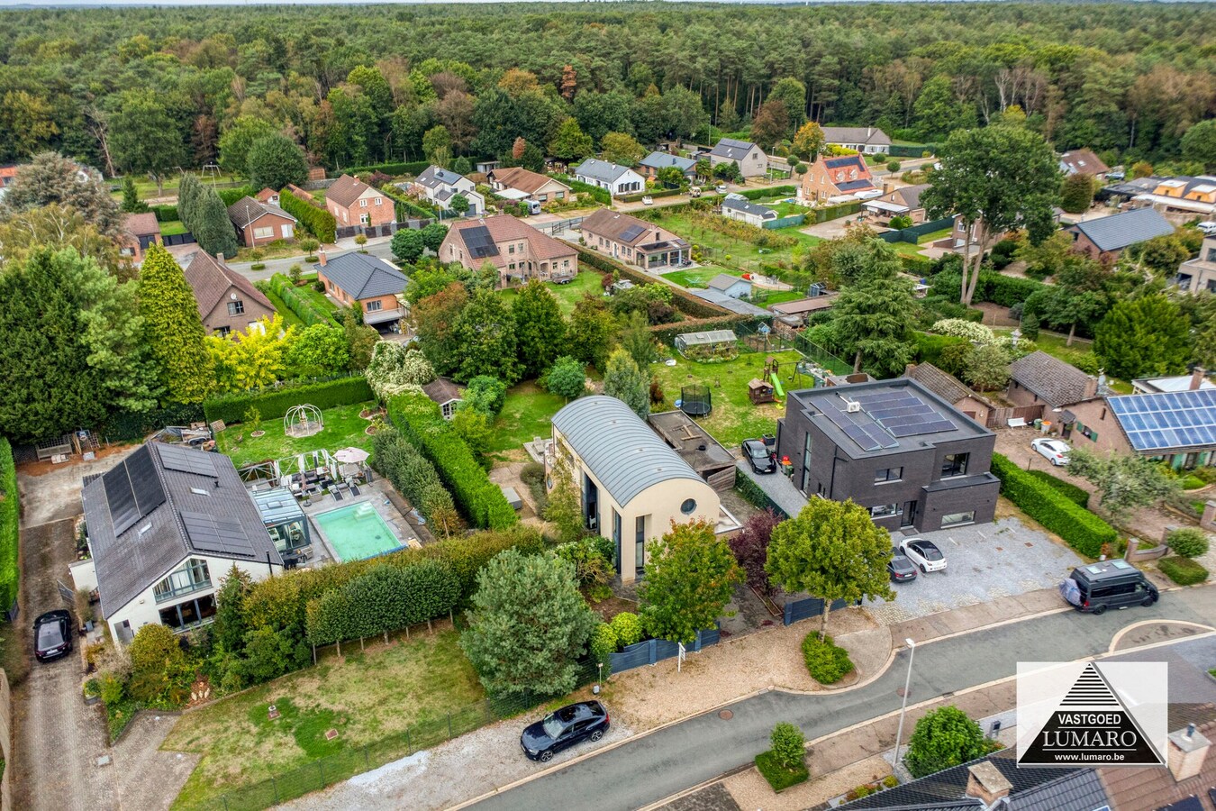 Villa onder moderne architectuur, residentiële bosomgeving. 3 slaapkamers, hobbyruimten 