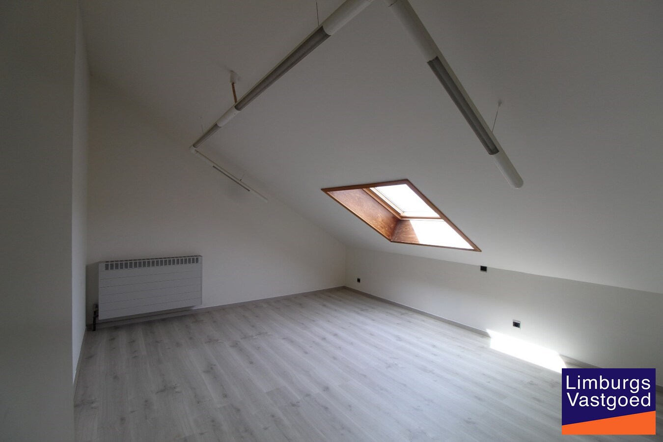 Ruime villa, 308m², 4 slpk, uitzicht op velden, 19a49ca 