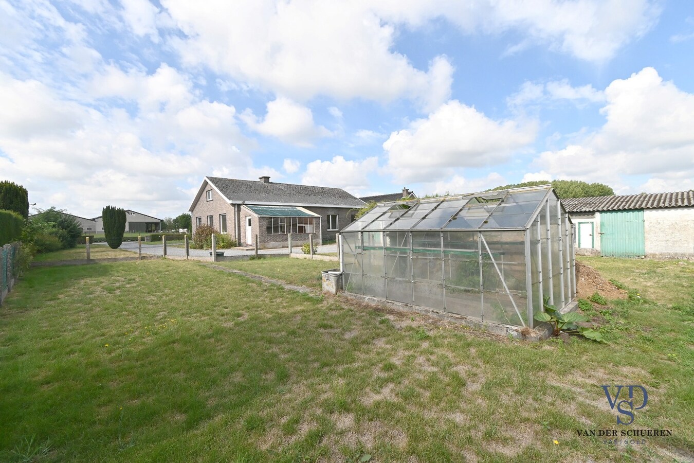 Te renoveren bungalow op een perceel van ca. 2.840 m² 