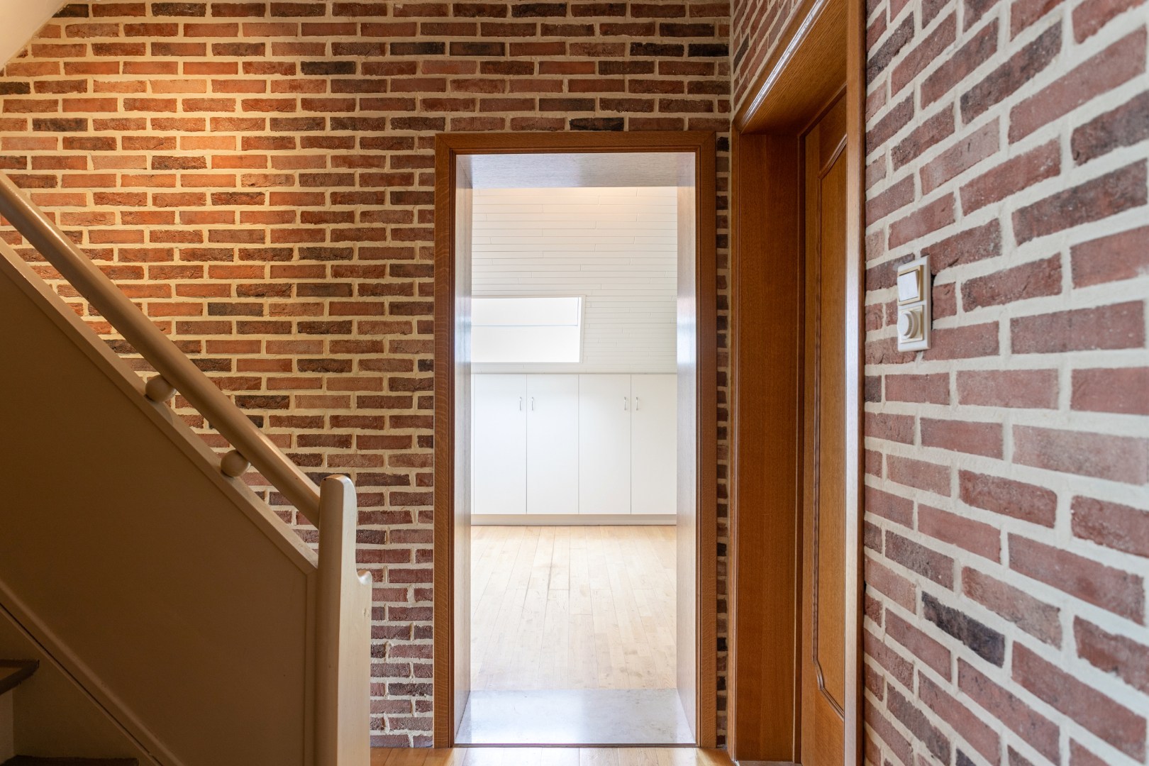 Ruime woning met naastgelegen bouwgrond en loods 